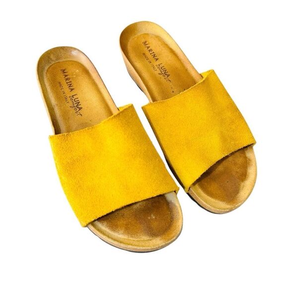 marina luna Comfort Sandals Made In Italy Slides Sz 8 Mustard Yellow Suede Wedge - Picture 1 of 8